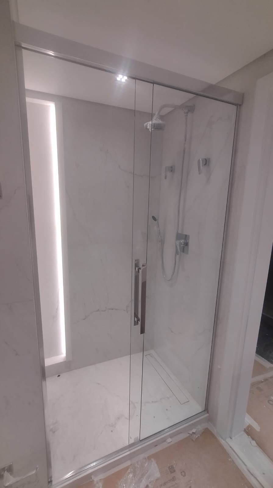 Incolor com puxador minimalista